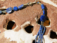 Carica l&#39;immagine nel visualizzatore di Gallery, collana indiana in lapislazzuli e argento . pendaglio antico 4 x 5 x 1 cm lunghezza collana escaluso pensaglio 24 cm  peso 72 gr