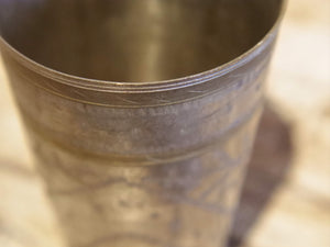 Queste autentiche coppe di Lassi islamiche antiche dall'India sono splendidamente incise con fiori elaborati e calligrafia islamica rara. Ho più sul mio negozio e ognuno si sente come un pezzo di storia artigiana indiana originale. Pesante, robusto, splendido e unicov bicchiere che rende anche un bel vaso. Le Coppe di Lassi sono di ottone.