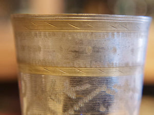 Queste autentiche coppe di Lassi islamiche antiche dall'India sono splendidamente incise con fiori elaborati e calligrafia islamica rara. Ho più sul mio negozio e ognuno si sente come un pezzo di storia artigiana indiana originale. Pesante, robusto, splendido e unicov bicchiere che rende anche un bel vaso. Le Coppe di Lassi sono di ottone.
