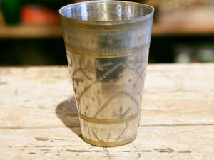 Queste autentiche coppe di Lassi islamiche antiche dall'India sono splendidamente incise con fiori elaborati e calligrafia islamica rara. Ho più sul mio negozio e ognuno si sente come un pezzo di storia artigiana indiana originale. Pesante, robusto, splendido e unicov bicchiere che rende anche un bel vaso. Le Coppe di Lassi sono di ottone.
