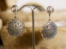 Carica l&#39;immagine nel visualizzatore di Gallery, orecchini in argento 925 e marcassite. ottima qualità ed abbondanti riflessi. lavorati a mano.  lunghezza totale 3.5 cm, diametro 2.5 cm peso 11 gr   per ulteriori info o foto info@etniko.it 0039 3338778241 ig/fb : etnikobycrosato