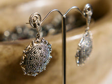 Carica l&#39;immagine nel visualizzatore di Gallery, orecchini in argento 925 e marcassite. ottima qualità ed abbondanti riflessi. lavorati a mano.  lunghezza totale 3.5 cm, diametro 2.5 cm peso 11 gr   per ulteriori info o foto info@etniko.it 0039 3338778241 ig/fb : etnikobycrosato