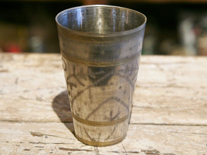 Queste autentiche coppe di Lassi islamiche antiche dall'India sono splendidamente incise con fiori elaborati e calligrafia islamica rara. Ho più sul mio negozio e ognuno si sente come un pezzo di storia artigiana indiana originale. Pesante, robusto, splendido e unicov bicchiere che rende anche un bel vaso. Le Coppe di Lassi sono di ottone.