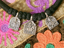 Carica l&#39;immagine nel visualizzatore di Gallery, collana in cotone intrecciato con tris di vecchi  pendagli in argento databili primi 900 raffigurante tipiche figure tribali dell&#39;india del nord .  misure collana 42 pendaglio 2 x 2 cm peso 21 gr 