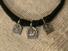 Carica l&#39;immagine nel visualizzatore di Gallery, collana in cotone intrecciato con tris di vecchi  pendagli in argento databili primi 900 raffigurante tipiche figure tribali dell&#39;india del nord .  misure collana 42 pendaglio 2 x 2 cm peso 21 gr 