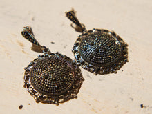 Carica l&#39;immagine nel visualizzatore di Gallery, orecchini in argento 925 e marcassite. ottima qualità ed abbondanti riflessi. lavorati a mano.  lunghezza totale 3.5 cm, diametro 2.5 cm peso 11 gr   per ulteriori info o foto info@etniko.it 0039 3338778241 ig/fb : etnikobycrosato