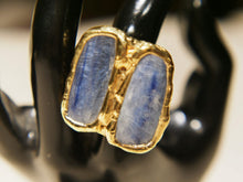 Carica l&#39;immagine nel visualizzatore di Gallery, anello in ottone e sodalite  costruito interamente a mano , pietre grezze lasciate tali . Anello costruito attorno alle pietre senza utilizzo di stampi o campioni standard .  unico .