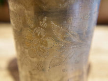 Carica l&#39;immagine nel visualizzatore di Gallery, Queste autentiche coppe di Lassi islamiche antiche dall&#39;India sono splendidamente incise con fiori elaborati e calligrafia islamica rara. Ho più sul mio negozio e ognuno si sente come un pezzo di storia artigiana indiana originale. Pesante, robusto, splendido e unicov bicchiere che rende anche un bel vaso. Le Coppe di Lassi sono di ottone.
