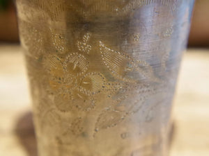 Queste autentiche coppe di Lassi islamiche antiche dall'India sono splendidamente incise con fiori elaborati e calligrafia islamica rara. Ho più sul mio negozio e ognuno si sente come un pezzo di storia artigiana indiana originale. Pesante, robusto, splendido e unicov bicchiere che rende anche un bel vaso. Le Coppe di Lassi sono di ottone.