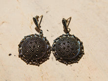 Carica l&#39;immagine nel visualizzatore di Gallery, orecchini in argento 925 e marcassite. ottima qualità ed abbondanti riflessi. lavorati a mano.  lunghezza totale 3.5 cm, diametro 2.5 cm peso 11 gr   per ulteriori info o foto info@etniko.it 0039 3338778241 ig/fb : etnikobycrosato