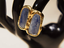 Carica l&#39;immagine nel visualizzatore di Gallery, anello in ottone e sodalite  costruito interamente a mano , pietre grezze lasciate tali . Anello costruito attorno alle pietre senza utilizzo di stampi o campioni standard .  unico .