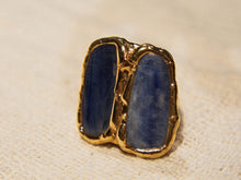 Carica l&#39;immagine nel visualizzatore di Gallery, anello in ottone e sodalite  costruito interamente a mano , pietre grezze lasciate tali . Anello costruito attorno alle pietre senza utilizzo di stampi o campioni standard .  unico .