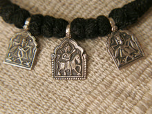 Carica l&#39;immagine nel visualizzatore di Gallery, collana in cotone intrecciato con tris di vecchi  pendagli in argento databili primi 900 raffigurante tipiche figure tribali dell&#39;india del nord .  misure collana 42 pendaglio 2 x 2 cm peso 21 gr 