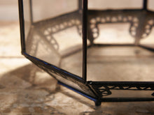 Carica l&#39;immagine nel visualizzatore di Gallery, Lanterna Metallo E Vetro. Provenienza Marocco.  lavorata artigianalmente , traforata a mano senza l&#39;utilizzo di macchine .  dotata di porta per inserire candela / impianto  vetro trasparente sul fondo in modo da poterla usare sia appesa che da appoggio  Dimensioni 25x25xh60 cm 