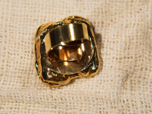 Carica l&#39;immagine nel visualizzatore di Gallery, anello in ottone e sodalite  costruito interamente a mano , pietre grezze lasciate tali . Anello costruito attorno alle pietre senza utilizzo di stampi o campioni standard .  unico .