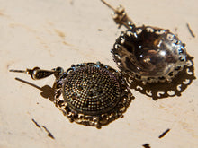 Carica l&#39;immagine nel visualizzatore di Gallery, orecchini in argento 925 e marcassite. ottima qualità ed abbondanti riflessi. lavorati a mano.  lunghezza totale 3.5 cm, diametro 2.5 cm peso 11 gr   per ulteriori info o foto info@etniko.it 0039 3338778241 ig/fb : etnikobycrosato