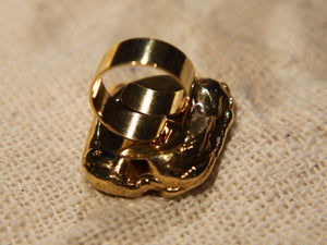 anello in ottone e sodalite  costruito interamente a mano , pietre grezze lasciate tali . Anello costruito attorno alle pietre senza utilizzo di stampi o campioni standard .  unico .
