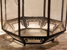 Carica l&#39;immagine nel visualizzatore di Gallery, Lanterna Metallo E Vetro. Provenienza Marocco.  lavorata artigianalmente , traforata a mano senza l&#39;utilizzo di macchine .  dotata di porta per inserire candela / impianto  vetro trasparente sul fondo in modo da poterla usare sia appesa che da appoggio  Dimensioni 25x25xh60 cm 