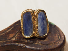 Carica l&#39;immagine nel visualizzatore di Gallery, anello in ottone e sodalite  costruito interamente a mano , pietre grezze lasciate tali . Anello costruito attorno alle pietre senza utilizzo di stampi o campioni standard .  unico .