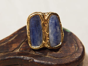 anello in ottone e sodalite  costruito interamente a mano , pietre grezze lasciate tali . Anello costruito attorno alle pietre senza utilizzo di stampi o campioni standard .  unico .