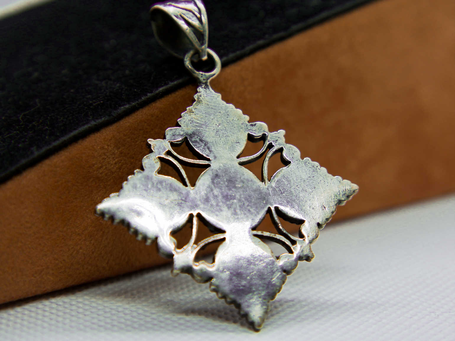 pendaglio tibetano / nepalese in argento 800 con turchese , lapislazzulo ,corniola , granato e occhio di tigre  pezzo unico lavorato artigianalmente tutto originale ed autentico .   peso 15gr  dimensioni 4,3x4,3 cm