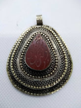 Carica l&#39;immagine nel visualizzatore di Gallery, vecchio pendaglio afgano in argento cesellato e corniola incisa .  pezzo unico databile seconda metà 900 , originale in ogni parte e lavorato artigianalmente.  incisioni spesso con frasi tratte dal corano o , essendo un oggetto che viene tramandato da generazione in generazione , frasi di buon auspicio ( Come un Hamsa o l&#39;Occhio blu si suppone di proteggere contro il male e garantire il successo per il portatore del ciondolo  )  spedizione italia  compresa   peso 37 gr  dimensioni 6x4,5 cm 