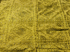 Telo Indiano in cotone doppio strato, ricamato tono su tono con specchietti,  di color verde. Può essere impiegato come copridivano, copriletto, tovaglia o tessuto da appendere a parete. Dimensioni 230x260cm