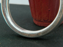 Carica l&#39;immagine nel visualizzatore di Gallery, bracciale in argento rigido con possibilità di apertura chiusura .  peso 28 gr  diametro interno 6 cm  esterno 8 cm 