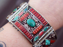 Carica l&#39;immagine nel visualizzatore di Gallery, bracciale in argento con turchese e corallo, cesellatura a rilievo. pezzo unico raro e di difficile lavorazione, parti a sbalzo, incastonatura.  altezza bracciale 4cm spessore massmo 0,5 cm peso 110 gr  per ulteriori info o foto mail info@etniko.it whatsapp 00393338778241