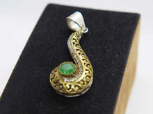 Carica l&#39;immagine nel visualizzatore di Gallery, pendaglio in stile turco , arabo .  argento , agata  verde e zirconi  tutto originale ed autentico , lavorato artigianalmente fronte e retro  dimensioni  6x2cm  peso 12 gr 