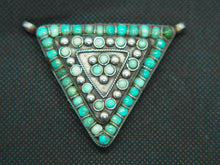 Carica l&#39;immagine nel visualizzatore di Gallery, pendaglio indiano in argento e turchese  pezzo unico , lavorato artigianalmente  dimensioni lato 5,5  peso 52 gr 