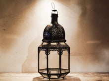 Carica l&#39;immagine nel visualizzatore di Gallery, Lanterna Metallo E Vetro. Provenienza Marocco.  lavorata artigianalmente , traforata a mano senza l&#39;utilizzo di macchine .  dotata di porta per inserire candela / impianto  vetro trasparente sul fondo in modo da poterla usare sia appesa che da appoggio  Dimensioni 25x25xh60 cm 