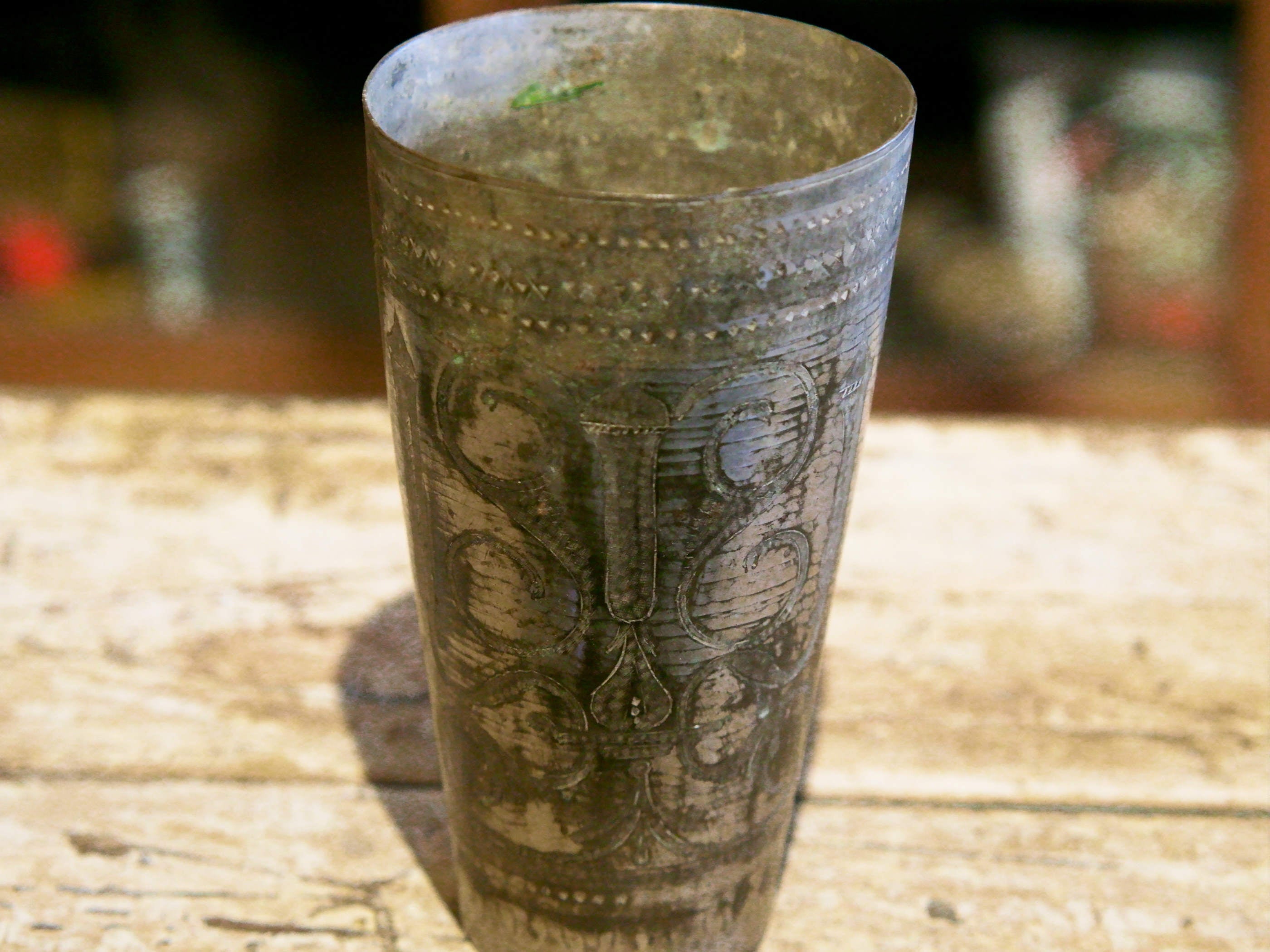 Queste autentiche coppe di Lassi islamiche antiche dall'India sono splendidamente incise con fiori elaborati e calligrafia islamica rara. Ho più sul mio negozio e ognuno si sente come un pezzo di storia artigiana indiana originale. Pesante, robusto, splendido e unicov bicchiere che rende anche un bel vaso. Le Coppe di Lassi sono di ottone.  Lassi è una bevanda Yoghurt che proviene dalle regioni indian