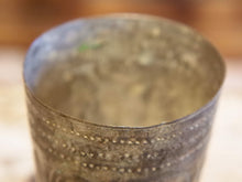 Carica l&#39;immagine nel visualizzatore di Gallery, Queste autentiche coppe di Lassi islamiche antiche dall&#39;India sono splendidamente incise con fiori elaborati e calligrafia islamica rara. Ho più sul mio negozio e ognuno si sente come un pezzo di storia artigiana indiana originale. Pesante, robusto, splendido e unicov bicchiere che rende anche un bel vaso. Le Coppe di Lassi sono di ottone.  Lassi è una bevanda Yoghurt che proviene dalle regioni indian