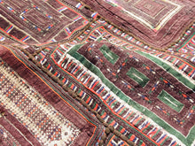 Carica l&#39;immagine nel visualizzatore di Gallery, vecchio arazzo in cotone, lavorato artigianalmente a mano con tecnica patchwork.  per ogni pezzo ci possono volere mesi di lavoro sia per i ricami che per la ricerca di elementi, pezzi di tessuto antico, da abbinare all&#39;arazzo.  tipici dell&#39;india del nord, in Rajasthan  l&#39;arazzo in casa è simbolo di fortuna e prosperità.  Pezzo Unico. Ideale come tessuto da appendere a parete ma si puo&#39; impiegare anche come tappeto.    Dimensioni 100x180cm