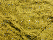 Carica l&#39;immagine nel visualizzatore di Gallery, Telo Indiano in cotone doppio strato, ricamato tono su tono con specchietti,  di color verde. Può essere impiegato come copridivano, copriletto, tovaglia o tessuto da appendere a parete. Dimensioni 230x260cm