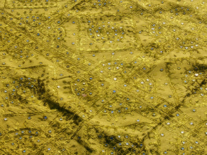 Telo Indiano in cotone doppio strato, ricamato tono su tono con specchietti,  di color verde. Può essere impiegato come copridivano, copriletto, tovaglia o tessuto da appendere a parete. Dimensioni 230x260cm