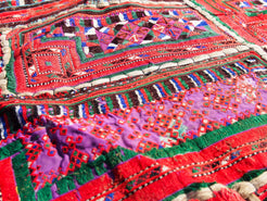 vecchio arazzo in cotone, lavorato artigianalmente a mano con tecnica patchwork.  per ogni pezzo ci possono volere mesi di lavoro sia per i ricami che per la ricerca di elementi, pezzi di tessuto antico, da abbinare all'arazzo.  tipici dell'india del nord, in Rajasthan  l'arazzo in casa è simbolo di fortuna e prosperità.  Pezzo Unico. Ideale come tessuto da appendere a parete ma si puo' impiegare anche come tappeto.    Dimensioni 100x180cm