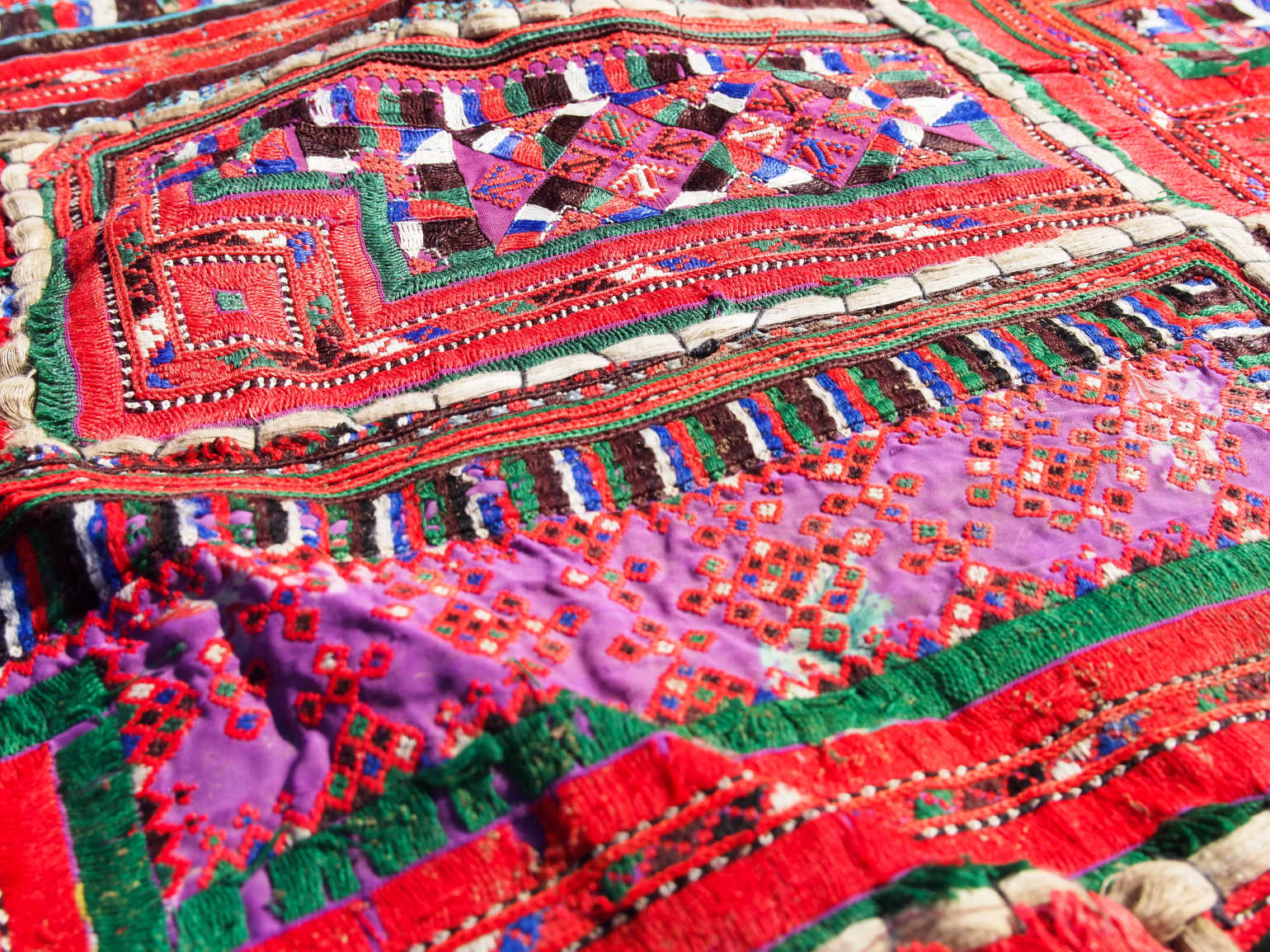 vecchio arazzo in cotone, lavorato artigianalmente a mano con tecnica patchwork.  per ogni pezzo ci possono volere mesi di lavoro sia per i ricami che per la ricerca di elementi, pezzi di tessuto antico, da abbinare all'arazzo.  tipici dell'india del nord, in Rajasthan  l'arazzo in casa è simbolo di fortuna e prosperità.  Pezzo Unico. Ideale come tessuto da appendere a parete ma si puo' impiegare anche come tappeto.    Dimensioni 100x180cm