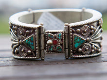 Carica l&#39;immagine nel visualizzatore di Gallery, bracciale in argento con turchese e corallo, cesellatura a rilievo. pezzo unico raro e di difficile lavorazione, parti a sbalzo, incastonatura.  altezza bracciale 4cm spessore massmo 0,5 cm peso 110 gr  per ulteriori info o foto mail info@etniko.it whatsapp 00393338778241
