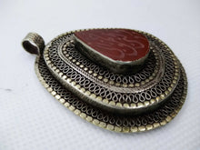 Carica l&#39;immagine nel visualizzatore di Gallery, vecchio pendaglio afgano in argento cesellato e corniola incisa .  pezzo unico databile seconda metà 900 , originale in ogni parte e lavorato artigianalmente.  incisioni spesso con frasi tratte dal corano o , essendo un oggetto che viene tramandato da generazione in generazione , frasi di buon auspicio ( Come un Hamsa o l&#39;Occhio blu si suppone di proteggere contro il male e garantire il successo per il portatore del ciondolo  )  spedizione italia  compresa   peso 37 gr  dimensioni 6x4,5 cm 