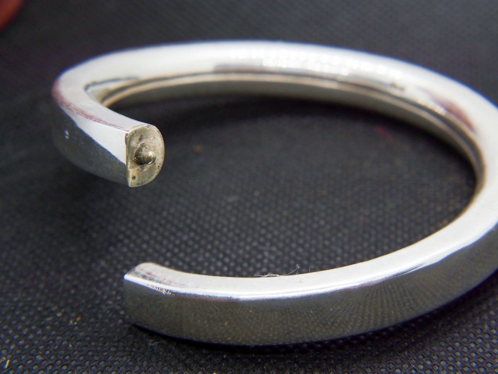 bracciale in argento rigido con possibilità di apertura chiusura .  peso 28 gr  diametro interno 6 cm  esterno 8 cm 