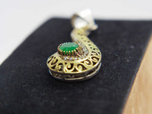 Carica l&#39;immagine nel visualizzatore di Gallery, pendaglio in stile turco , arabo .  argento , agata  verde e zirconi  tutto originale ed autentico , lavorato artigianalmente fronte e retro  dimensioni  6x2cm  peso 12 gr 