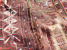 Carica l&#39;immagine nel visualizzatore di Gallery, vecchio arazzo in cotone, lavorato artigianalmente a mano con tecnica patchwork.  per ogni pezzo ci possono volere mesi di lavoro sia per i ricami che per la ricerca di elementi, pezzi di tessuto antico, da abbinare all&#39;arazzo.  tipici dell&#39;india del nord, in Rajasthan  l&#39;arazzo in casa è simbolo di fortuna e prosperità.  Pezzo Unico. Ideale come tessuto da appendere a parete ma si puo&#39; impiegare anche come tappeto.    Dimensioni 100x180cm
