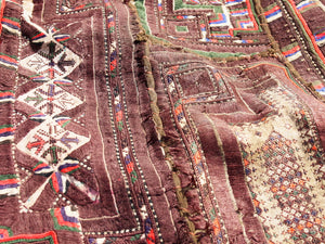 vecchio arazzo in cotone, lavorato artigianalmente a mano con tecnica patchwork.  per ogni pezzo ci possono volere mesi di lavoro sia per i ricami che per la ricerca di elementi, pezzi di tessuto antico, da abbinare all'arazzo.  tipici dell'india del nord, in Rajasthan  l'arazzo in casa è simbolo di fortuna e prosperità.  Pezzo Unico. Ideale come tessuto da appendere a parete ma si puo' impiegare anche come tappeto.    Dimensioni 100x180cm