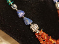 collana con pietre semipreziose , pietre dure .  pietre naturali non tinte o alterate chimicamente , corniola , lapis , onice , giada . Pezzo unico assembrato artigianalmente .  lunghezza 44 cm  peso 65 gr 