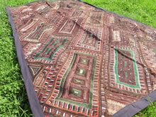 Carica l&#39;immagine nel visualizzatore di Gallery, vecchio arazzo in cotone, lavorato artigianalmente a mano con tecnica patchwork.  per ogni pezzo ci possono volere mesi di lavoro sia per i ricami che per la ricerca di elementi, pezzi di tessuto antico, da abbinare all&#39;arazzo.  tipici dell&#39;india del nord, in Rajasthan  l&#39;arazzo in casa è simbolo di fortuna e prosperità.  Pezzo Unico. Ideale come tessuto da appendere a parete ma si puo&#39; impiegare anche come tappeto.    Dimensioni 100x180cm