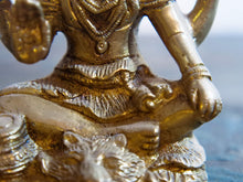 Carica l&#39;immagine nel visualizzatore di Gallery, statuetta indiana in lega di metalli raffigurante kali Kālī è una divinità femminile hindu, manifestazione terribile, aggressiva e non materna della Dea.[1] Descritta come battagliera e feroce, Kālī (lett.: &quot;La Nera&quot;) è spesso associata al dio Śiva, del quale, in alcuni testi, incarna gli aspetti complementari.