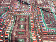 Carica l&#39;immagine nel visualizzatore di Gallery, vecchio arazzo in cotone, lavorato artigianalmente a mano con tecnica patchwork.  per ogni pezzo ci possono volere mesi di lavoro sia per i ricami che per la ricerca di elementi, pezzi di tessuto antico, da abbinare all&#39;arazzo.  tipici dell&#39;india del nord, in Rajasthan  l&#39;arazzo in casa è simbolo di fortuna e prosperità.  Pezzo Unico. Ideale come tessuto da appendere a parete ma si puo&#39; impiegare anche come tappeto.    Dimensioni 100x180cm
