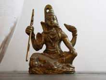 Carica l&#39;immagine nel visualizzatore di Gallery, statuetta indiana in lega di metalli raffigurante kali Kālī è una divinità femminile hindu, manifestazione terribile, aggressiva e non materna della Dea.[1] Descritta come battagliera e feroce, Kālī (lett.: &quot;La Nera&quot;) è spesso associata al dio Śiva, del quale, in alcuni testi, incarna gli aspetti complementari.